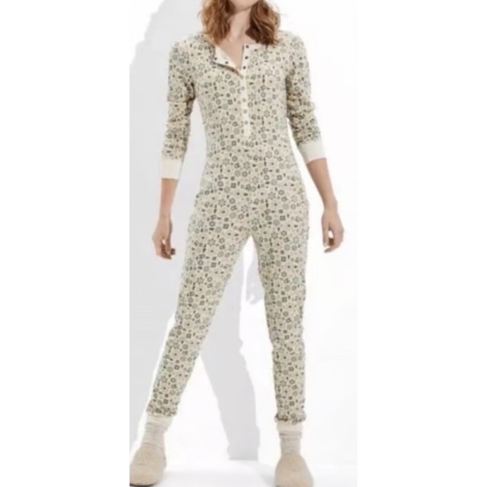 American Eagle Women's Size Small One Piece Thermal Snowflake Ivory Pajamas NWT